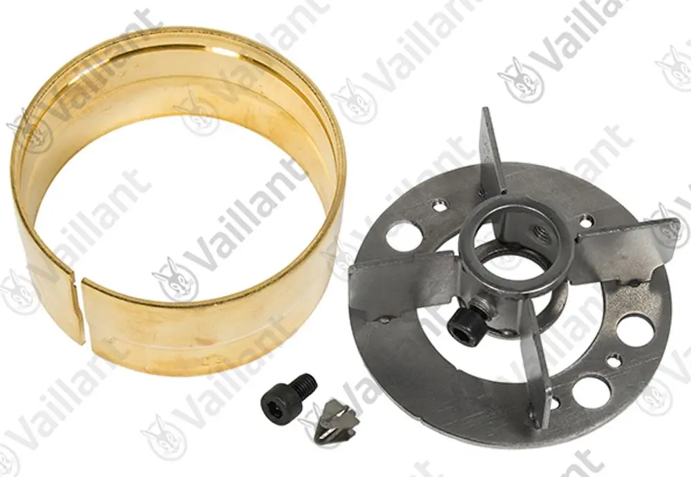 Vaillant Bauteile, bestehend aus einem runden Metallhalter mit angeschrägten Flügeln, einer goldfarbenen Ringkomponente und zwei Schrauben, auf hellem Hintergrund.